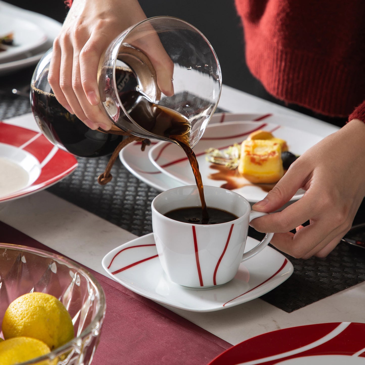 Sada porcelánu MALACASA, 18/30 dílů, červené pruhy, slonovinová bílá, s 6 díly, šálky, podšálky, dezertní, polévkové a večeřní talíře. 